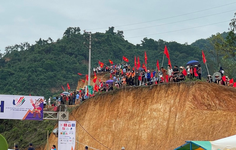 Hàng nghìn cổ động viên Việt Nam tham gia cổ vũ cho các tay đua. Việt Nam giành Huy chương Bạc đua xe đạp băng đồng tiếp sức -0