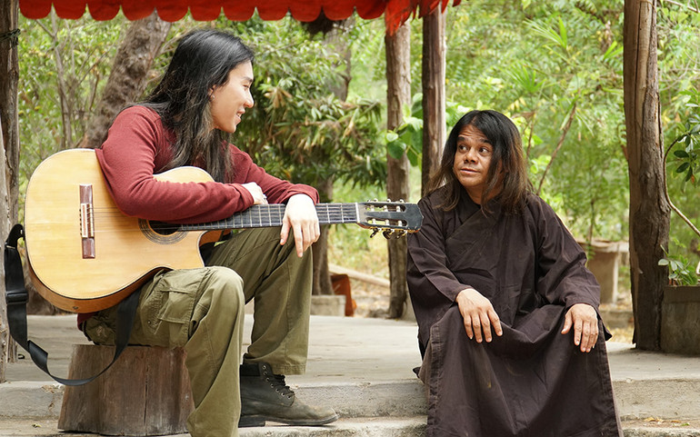 Diễn viên “Cát đỏ” kể chuyện đi nhuộm da -0