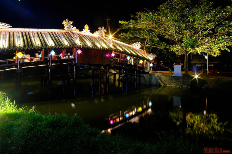 [Ảnh so sánh]: Cầu ngói Thanh Toàn trước và sau trùng tu, tôn tạo -0