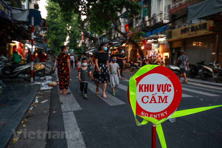 Phớt lờ lệnh cấm tụ tập, người dân vẫn lên phố Hàng Mã đón Trung Thu -2