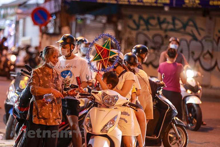 Phớt lờ lệnh cấm tụ tập, người dân vẫn lên phố Hàng Mã đón Trung Thu -0