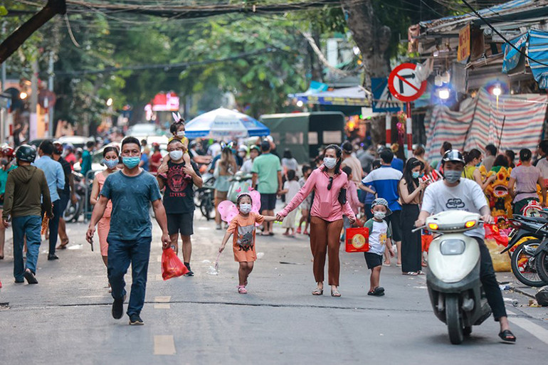 Phớt lờ lệnh cấm tụ tập, người dân vẫn lên phố Hàng Mã đón Trung Thu -0