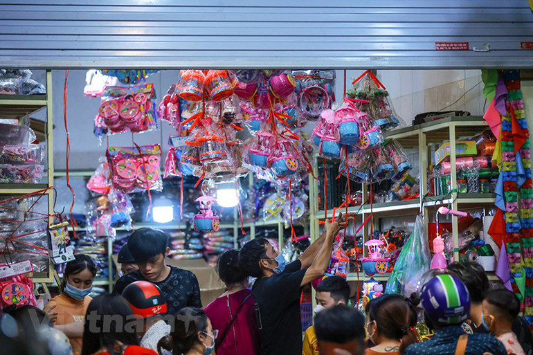 Phớt lờ lệnh cấm tụ tập, người dân vẫn lên phố Hàng Mã đón Trung Thu -0