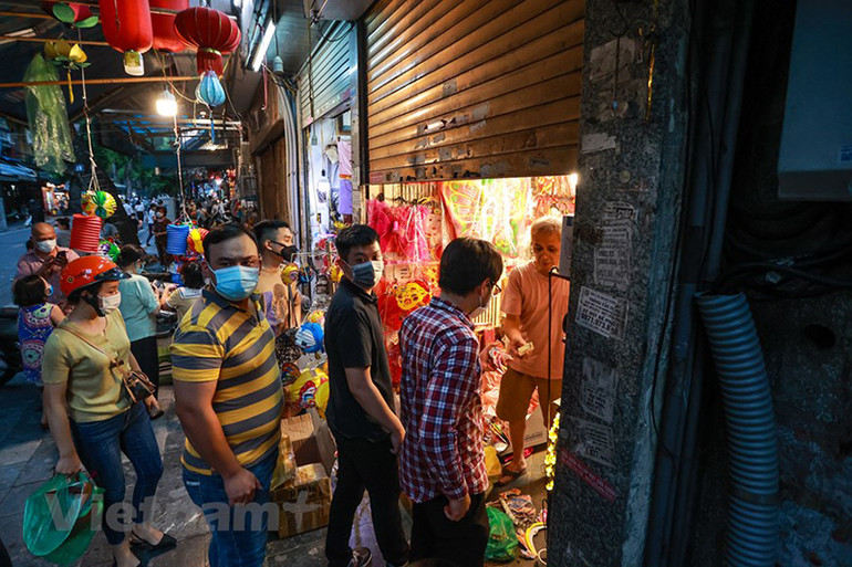Phớt lờ lệnh cấm tụ tập, người dân vẫn lên phố Hàng Mã đón Trung Thu -0