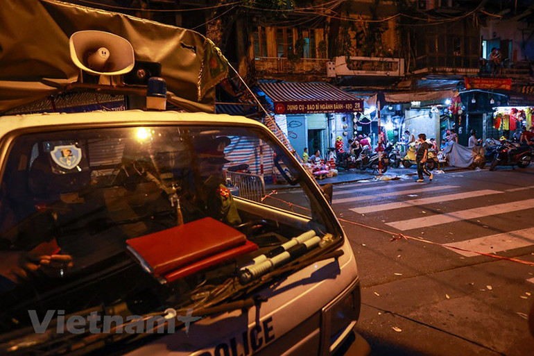 Phớt lờ lệnh cấm tụ tập, người dân vẫn lên phố Hàng Mã đón Trung Thu -1