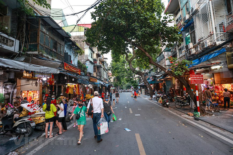 Phớt lờ lệnh cấm tụ tập, người dân vẫn lên phố Hàng Mã đón Trung Thu -0