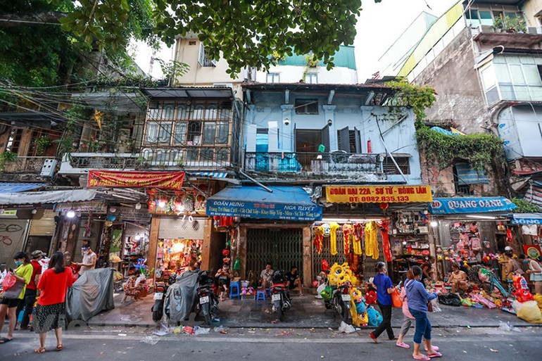 Phớt lờ lệnh cấm tụ tập, người dân vẫn lên phố Hàng Mã đón Trung Thu -0