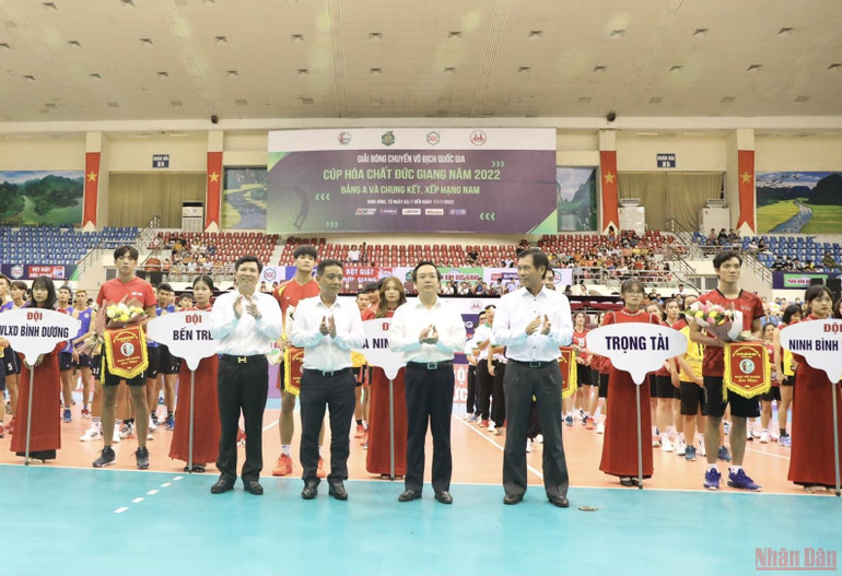 Các đại biểu tặng hoa, cờ lưu niệm cho các đội và tổ trọng tài. Khai mạc vòng chung kết Giải bóng chuyền vô địch quốc gia, Cúp Hóa chất Đức Giang -0