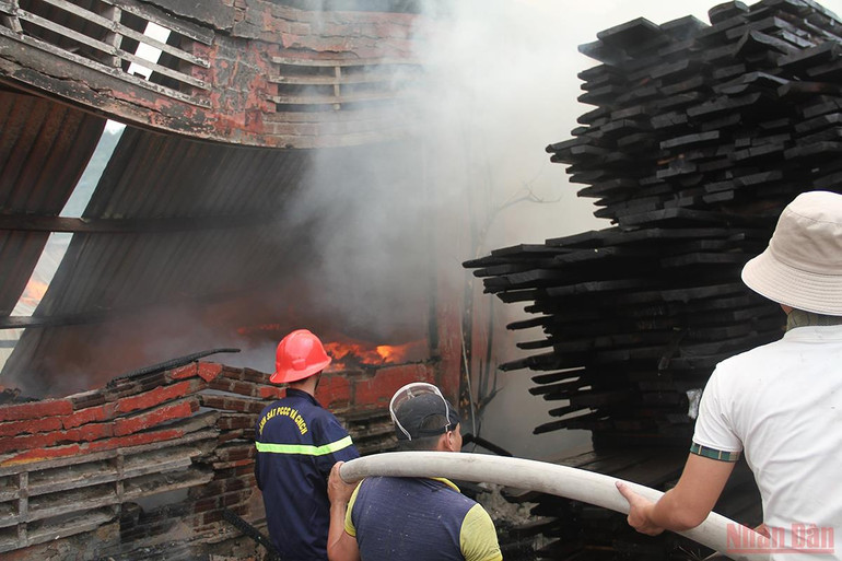 Cháy lớn trong Khu công nghiệp Phú Tài -2