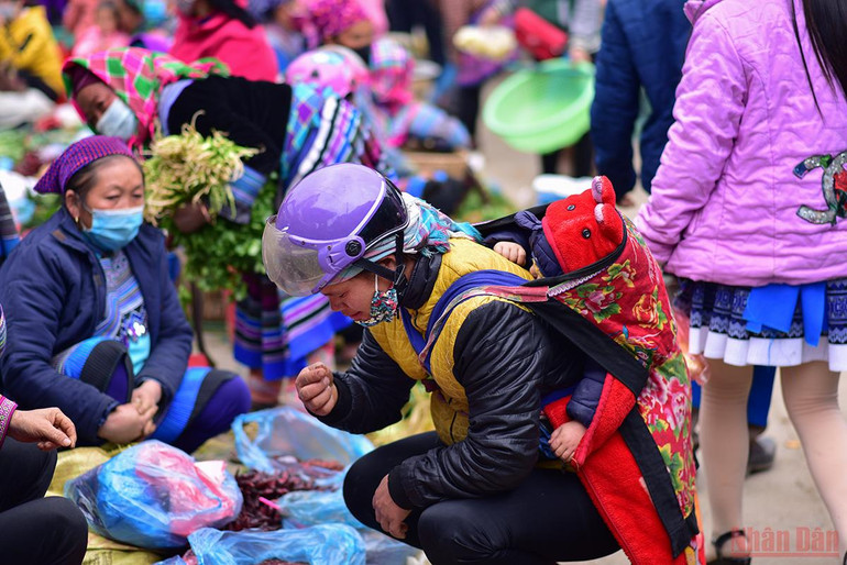 Độc đáo cảnh mẹ địu con đi chợ phiên Bắc Hà ngày giáp Tết -0