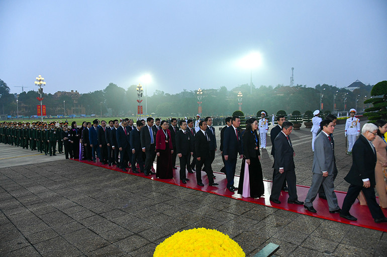 Đại biểu dự Đại hội XIII của Đảng vào Lăng viếng Chủ tịch Hồ Chí Minh -0
