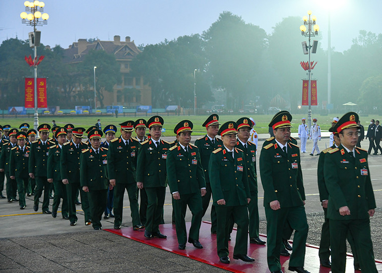 Đại biểu dự Đại hội XIII của Đảng vào Lăng viếng Chủ tịch Hồ Chí Minh -0