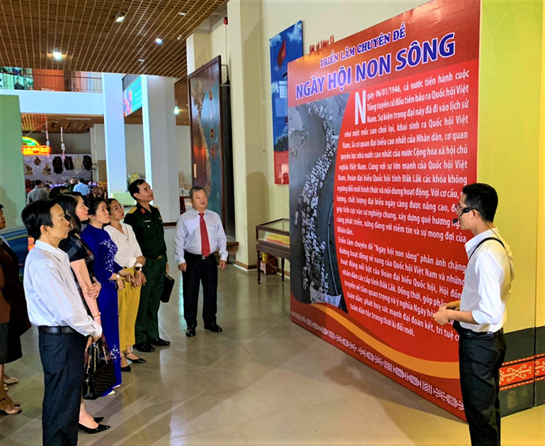 Các đại biểu thăm quan triển lãm. Triển lãm chuyên đề “Ngày hội non sông” -0