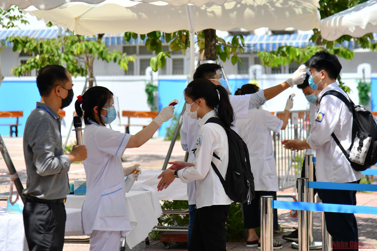 Cán bộ làm nhiệm vụ tại điểm thi nhắc nhở các thí sinh thực hiện nghiêm quy định phòng, chống dịch Covid-19. Học sinh Hà Nội sẵn sàng cho Kỳ thi tốt nghiệp THPT năm 2021 -0