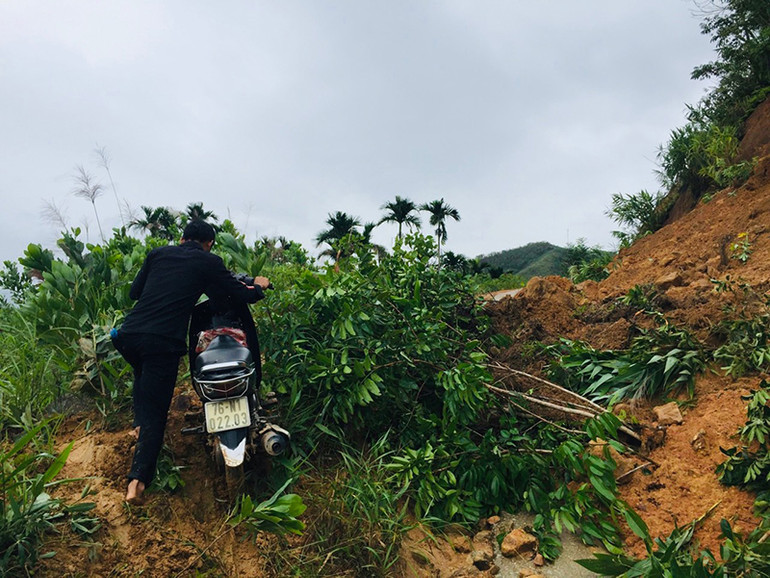 Quảng Ngãi: Sạt lở “bủa vây” các xã miền núi huyện Sơn Tây -0