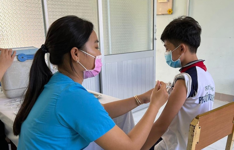 Tiêm vaccine cho trẻ em từ 5 đến 11 tuổi tại Trường tiểu học Phước Vĩnh Đông, huyện Cần Giuộc (Long An). Long An tiêm vaccine phòng Covid-19 cho 184.624 trẻ em từ 5 tuổi đến 11 tuổi -0