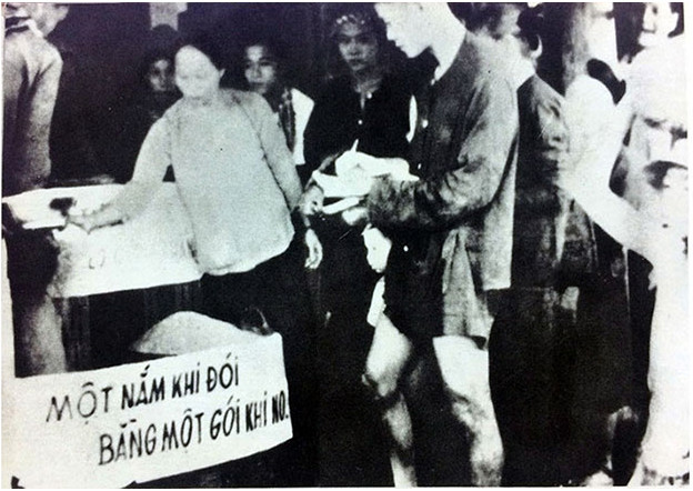 Hưởng ứng lời kêu gọi của Chủ tịch Hồ Chí Minh, khắp nơi nhân dân góp gạo chống giặc đói. Ảnh Tư liệu Từ hũ gạo cứu đói đến danh xưng thế giới -0