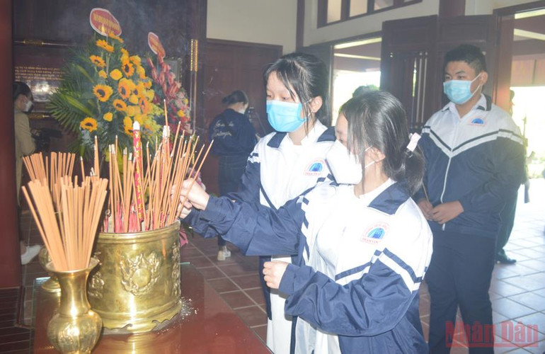 Thế hệ trẻ huyện Mộ Đức thành kính dâng hương nhân kỷ niệm 116 năm Ngày sinh Thủ tướng Phạm Văn Đồng. Dâng hương kỷ niệm 116 năm Ngày sinh Thủ tướng Phạm Văn Đồng -0