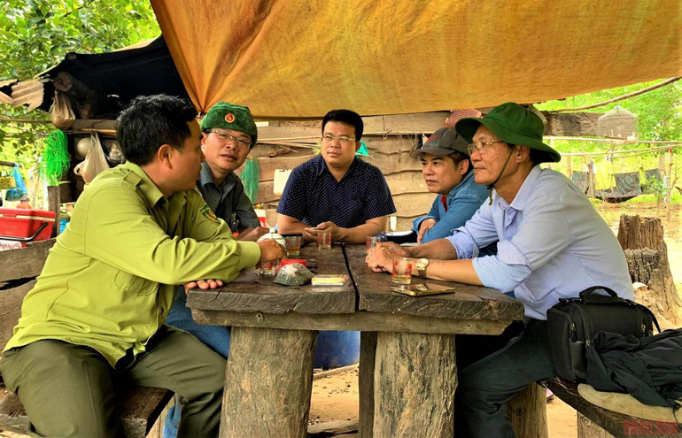 Một cán bộ kiểm lâm cho biết đã có mặt tại hiện trường từ đầu tháng 4 đến nay để kiểm đếm cây rừng bị tàn phá phục vụ công tác điều tra. Vì sao rừng bị tàn phá gần 400ha mới được phát hiện? -0