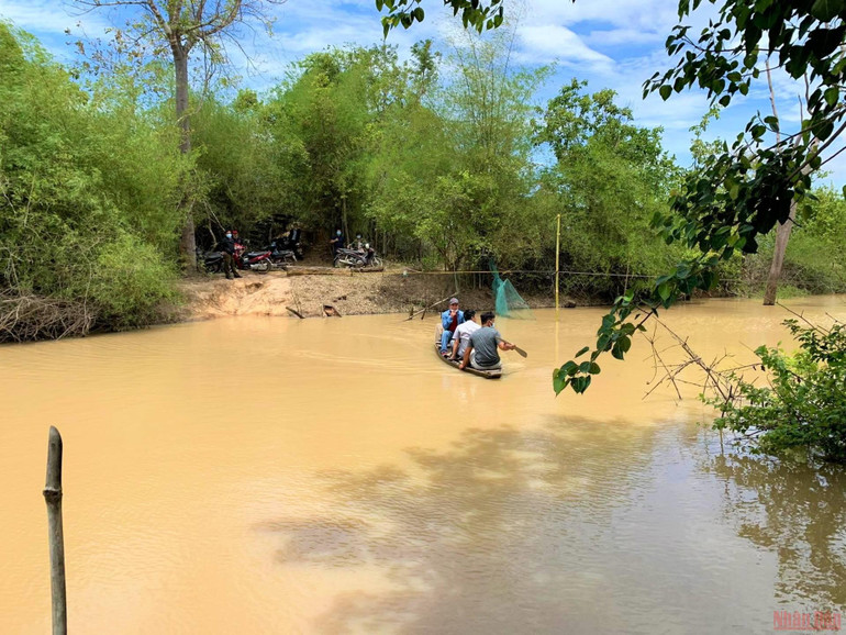 Tiếp đó phải đi thuyền qua suối rồi đi bộ thêm vài trăm mét nữa mới tới hiện trường vụ phá rừng tại Tiểu khu 205, xã Ya Tờ Một. Vì sao rừng bị tàn phá gần 400ha mới được phát hiện? -0