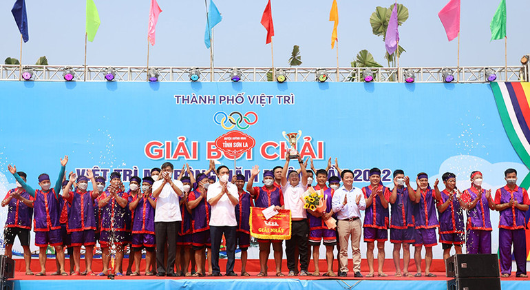 Ban Tổ chức trao giải Nhất cho đội chải huyện Quỳnh Nhai, tỉnh Sơn La. Hội thi Bơi chải trên hồ công viên Văn Lang -0