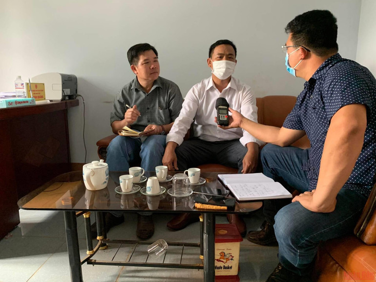 Lãnh đạo Ủy ban nhân dân xã Ya Tờ Mốt trao đổi với các phóng viên về vụ phá rừng nghiêm trọng này. Vì sao rừng bị tàn phá gần 400ha mới được phát hiện? -0