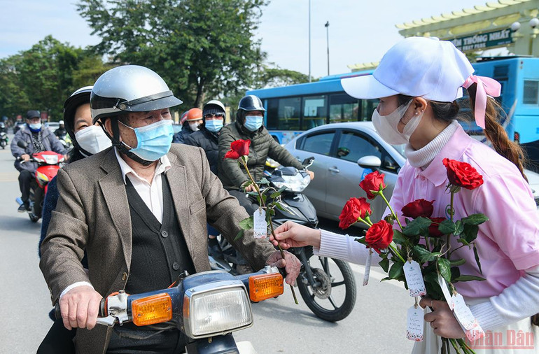 Thị trường quà tặng Valentine 2022: Đa dạng sản phẩm, mua sắm online lên ngôi -0