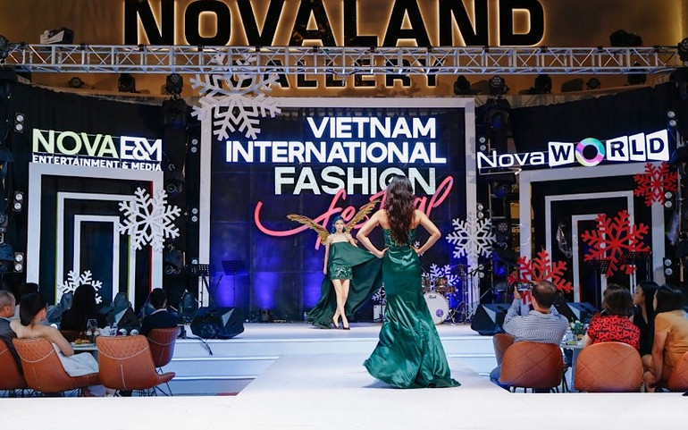 VIFF 2021: Ba bộ sưu tập đẹp mắt lấy cảm hứng từ tình yêu thiên nhiên ảnh 3 VIFF 2021: Ba bộ sưu tập đẹp mắt lấy cảm hứng từ tình yêu thiên nhiên -0