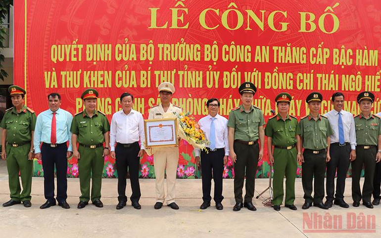 Trao quyết định thăng quân hàm vượt cấp, khen thưởng đột xuất đồng chí Thái Ngô Hiếu -0