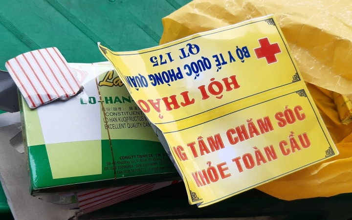 Hộp thảo dược chống bạc tóc bà Ngân mua với giá 25 triệu đồng. Tạm giữ bốn đối tượng lừa bán thảo dược giả ở Đồng Nai -0
