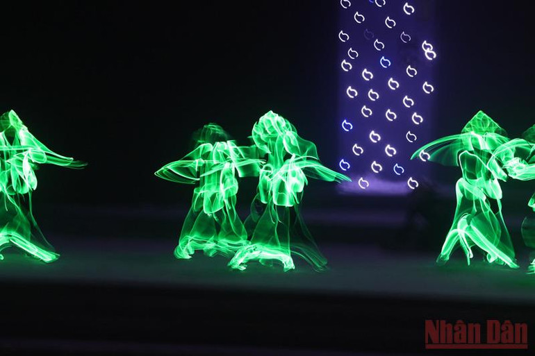 Màn trình diễn của nhóm LED DANCE 218. (Ảnh: KHIẾU MINH) Lễ bế mạc SEA Games 31: Hội tụ để tỏa sáng -0