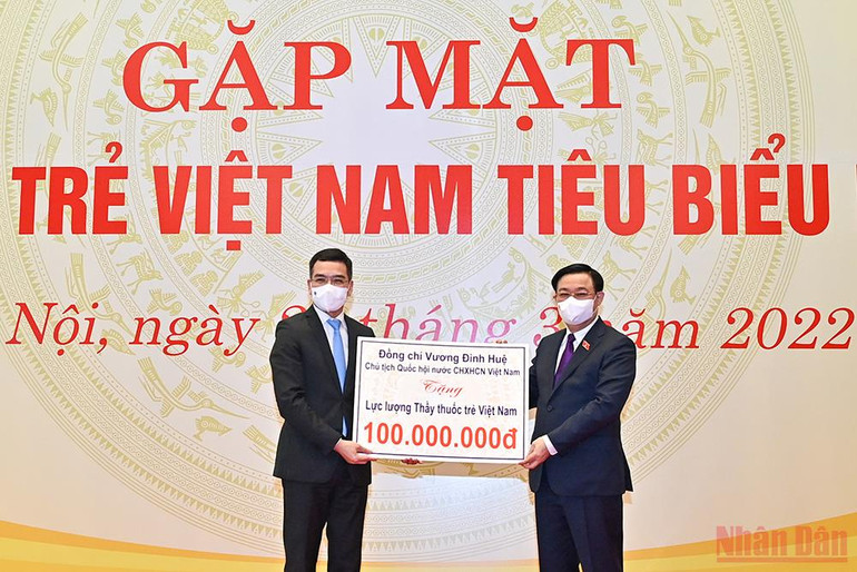 Lực lượng thầy thuốc trẻ luôn là điển hình của tinh thần xung kích chống dịch -0