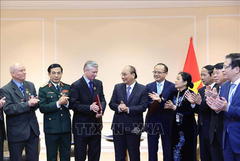 Chủ tịch nước Nguyễn Xuân Phúc tiếp đại diện Hội Cựu chiến binh Nga tại Việt Nam và Hội Hữu nghị Nga-Việt. (Ảnh: TTXVN) Chủ tịch nước tiếp Hội Cựu chiến binh Nga tại Việt Nam và Hội Hữu nghị Nga-Việt -0