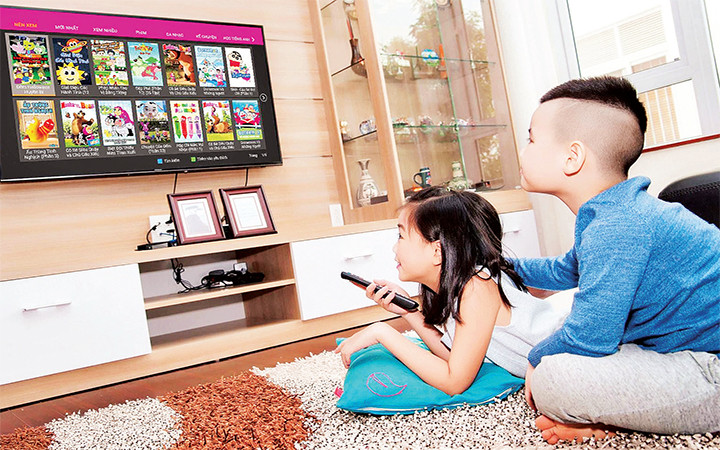 Sử dụng chức năng khóa trẻ em để bảo vệ con trước những video độc hại trên mạng. Ảnh | THIÊN PHÚ Tràn lan sốc, độc... hại! -0