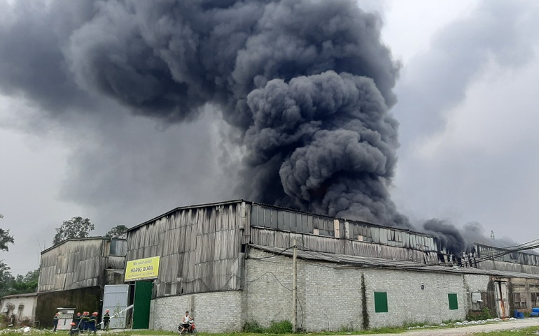 Cháy lớn tại kho chứa hàng ở thành phố Vinh (Nghệ An) -0