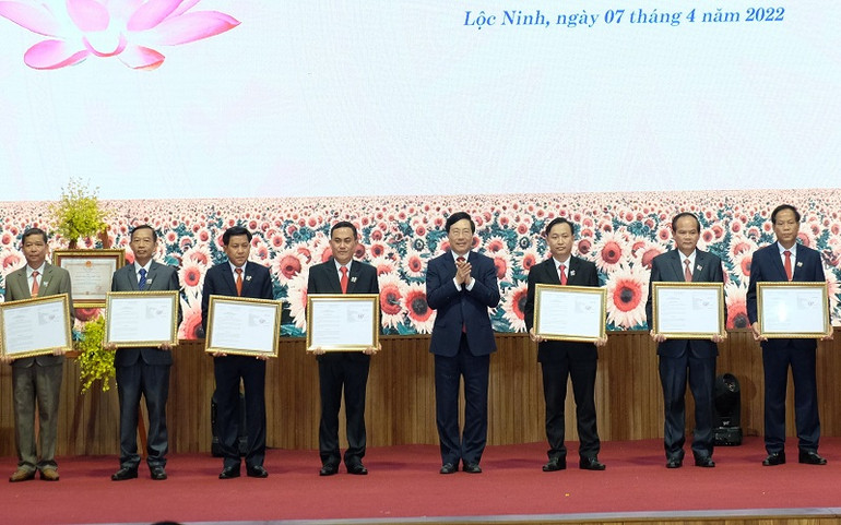 Lọng trọng lễ kỷ niệm 50 năm giải phóng huyện đầu tiên của miền nam -0