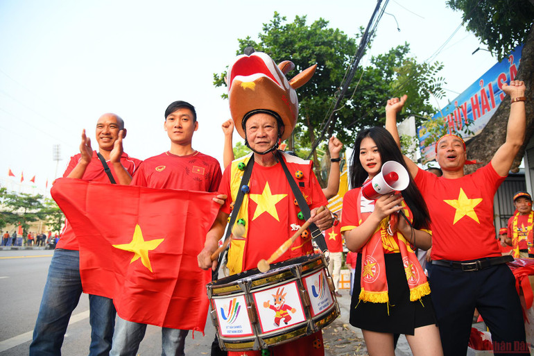 Cổ động viên Việt Nam khuấy động SVĐ Việt Trì trước giờ G -0