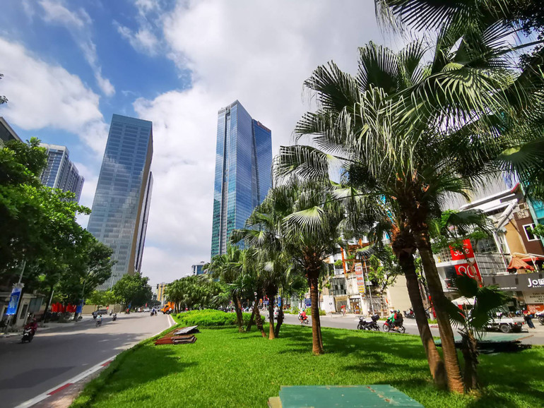 Cận cảnh đường Văn Cao - Liễu Giai trước khi thu hẹp dải phân cách mở rộng làn xe -0