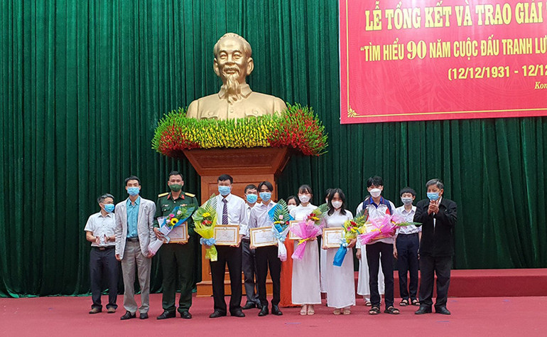 Trao Giấy chứng nhận và giải thưởng cho cá nhân đạt giải Cuộc thi trắc nghiệm "Tìm hiểu 90 năm Cuộc đấu tranh Lưu huyết tại Ngục Kon Tum". Tổng kết cuộc thi “Tìm hiểu 90 năm Cuộc đấu tranh Lưu huyết tại Ngục Kon Tum” -0