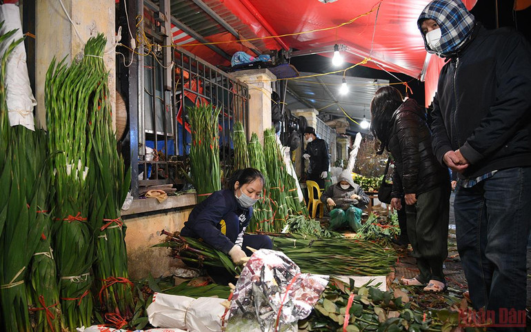 Tấp nập không khí người dân chen chân đi chợ hoa đêm lớn nhất Hà Nội ngày cận Tết -0