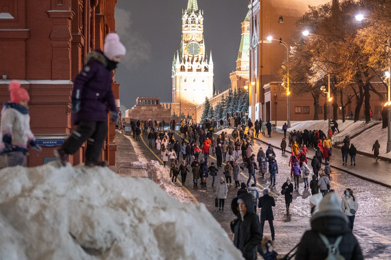 Quảng trường Đỏ nhộn nhịp tối chủ nhật cuối năm -0