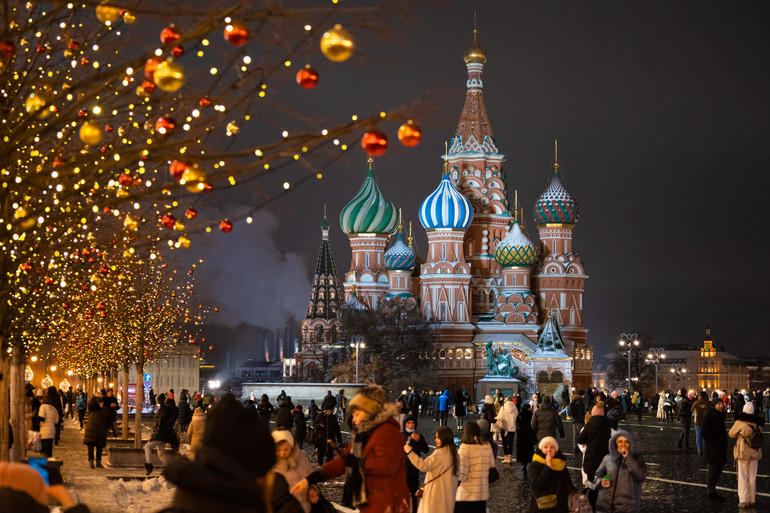 Quảng trường Đỏ nhộn nhịp tối chủ nhật cuối năm -0