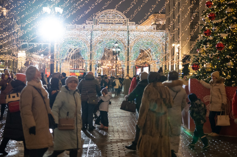 Quảng trường Đỏ nhộn nhịp tối chủ nhật cuối năm -0