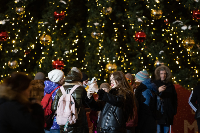 Quảng trường Đỏ nhộn nhịp tối chủ nhật cuối năm -0