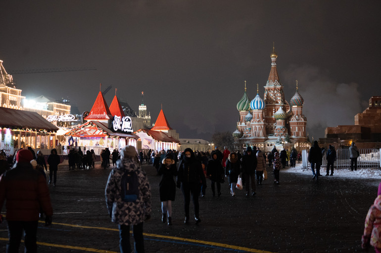 Quảng trường Đỏ nhộn nhịp tối chủ nhật cuối năm -0