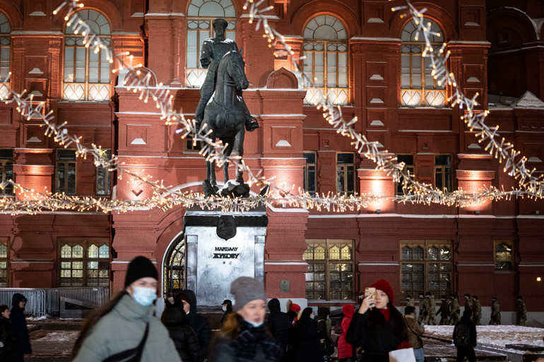 Quảng trường Đỏ nhộn nhịp tối chủ nhật cuối năm -0