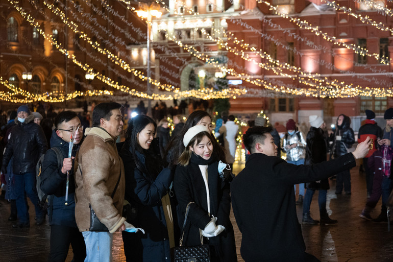 Quảng trường Đỏ nhộn nhịp tối chủ nhật cuối năm -0