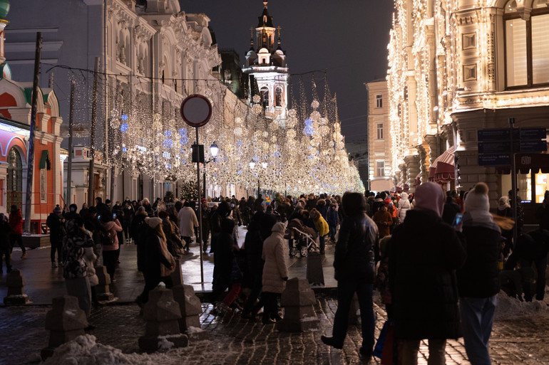 Quảng trường Đỏ nhộn nhịp tối chủ nhật cuối năm -0
