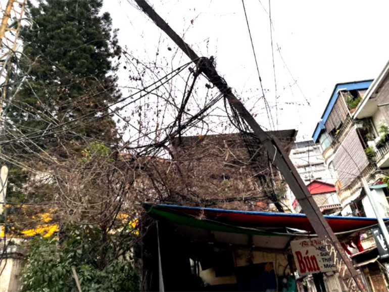 Dây điện sà xuống đường gây nguy hiểm cho người dân -1