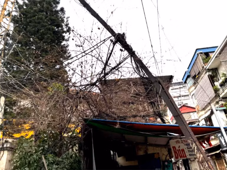 Dây điện sà xuống đường gây nguy hiểm cho người dân -1